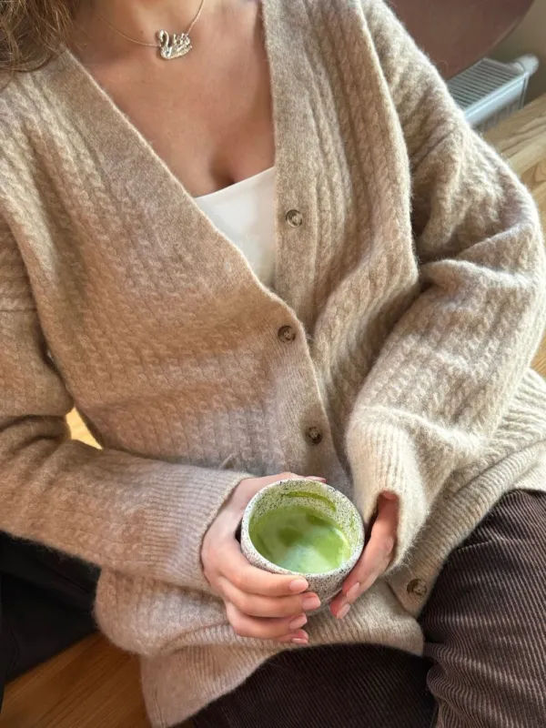 Ultra miękki sweter Yasumi z wełną jagnięcą, Warm Sand made by JOYINME