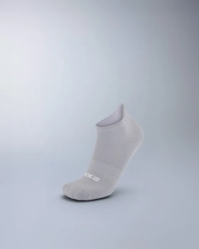 Performance Ankle Grip Socks made by 2xu