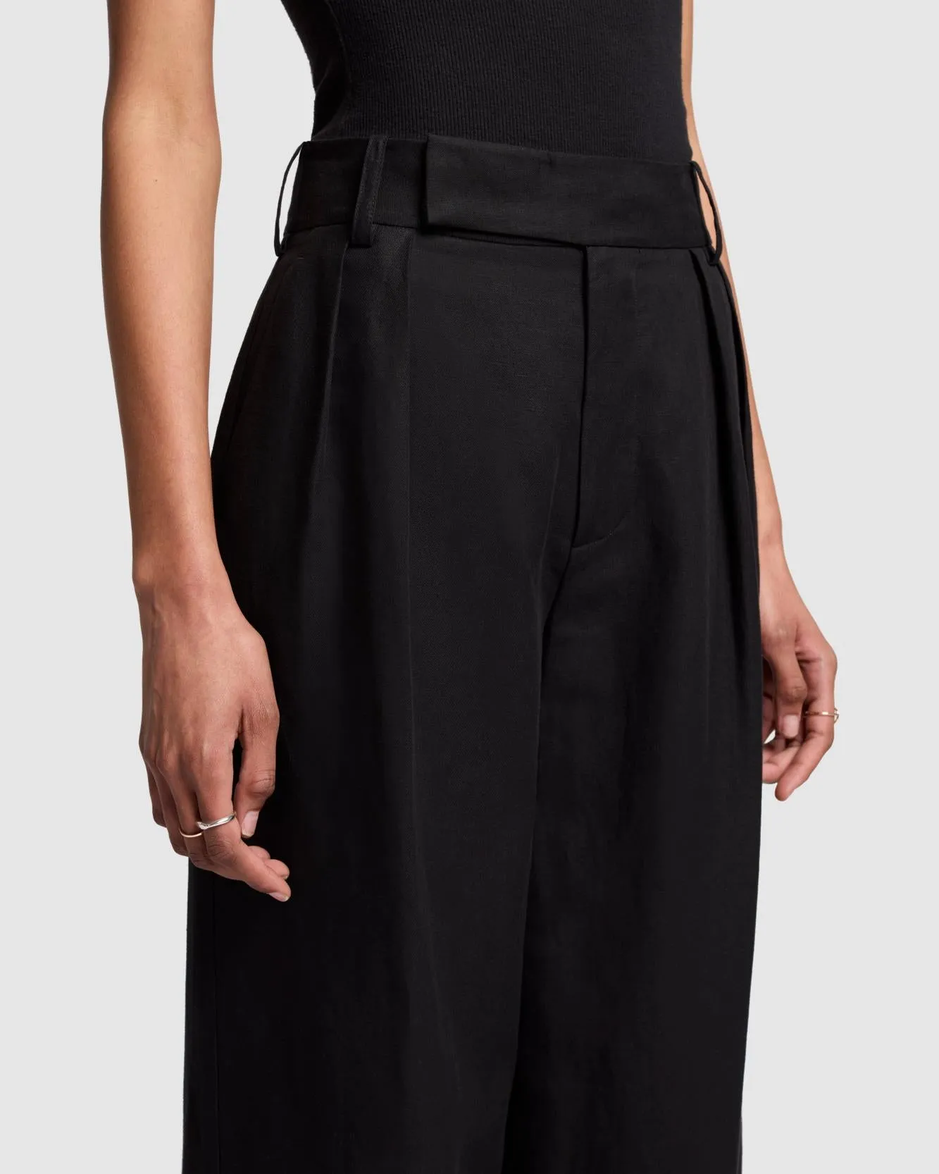Linen Blend Pleated Trouser in Black sold by 7 For All Mankind product image thumbnail 3