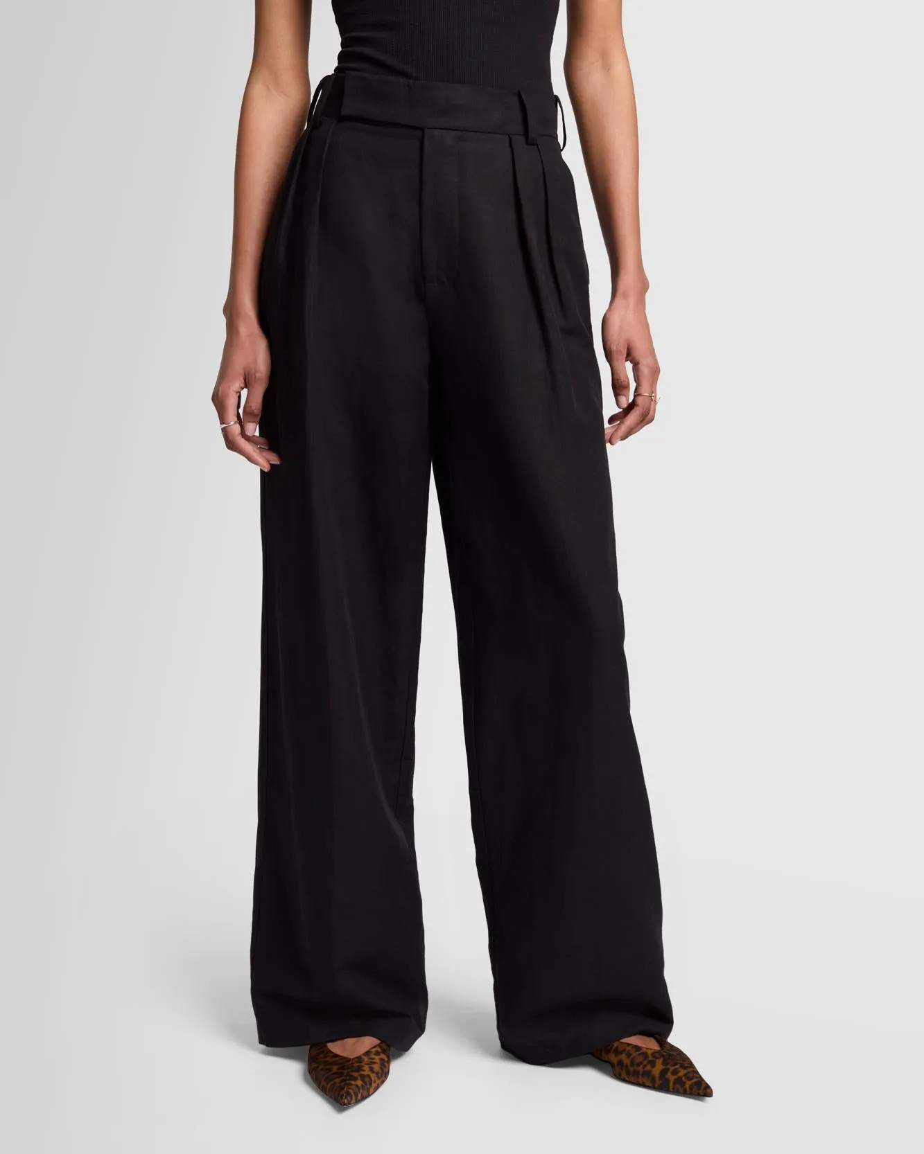 Linen Blend Pleated Trouser in Black sold by 7 For All Mankind product image thumbnail 2