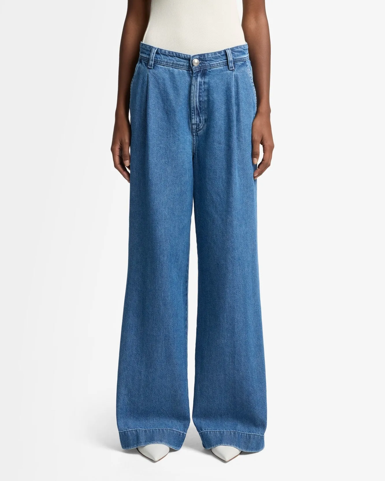 Weightless Pleated Denim Trouser in Hilo sold by 7 For All Mankind product image thumbnail 3
