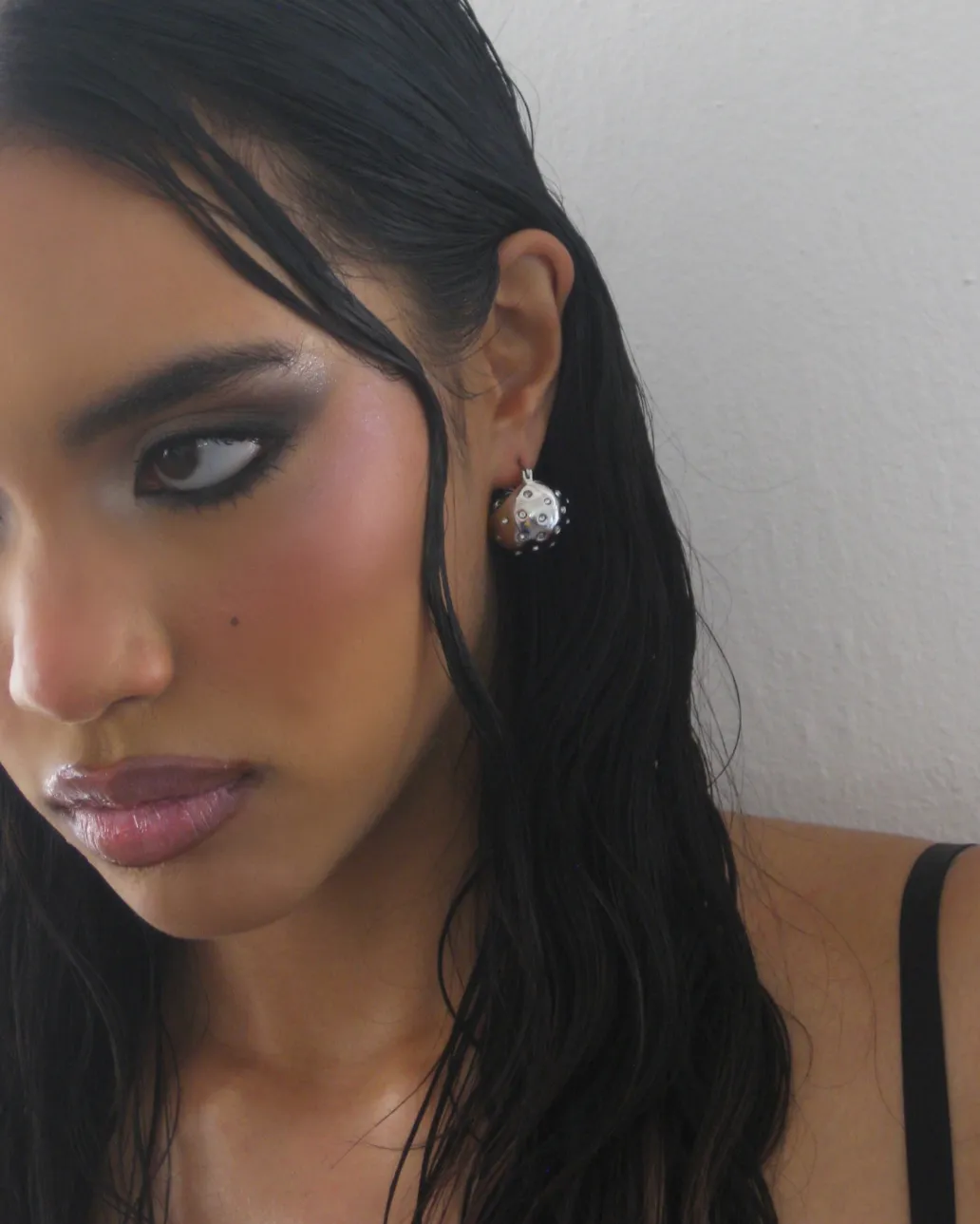 ROUND HUGGIE sold by 8 Other Reasons