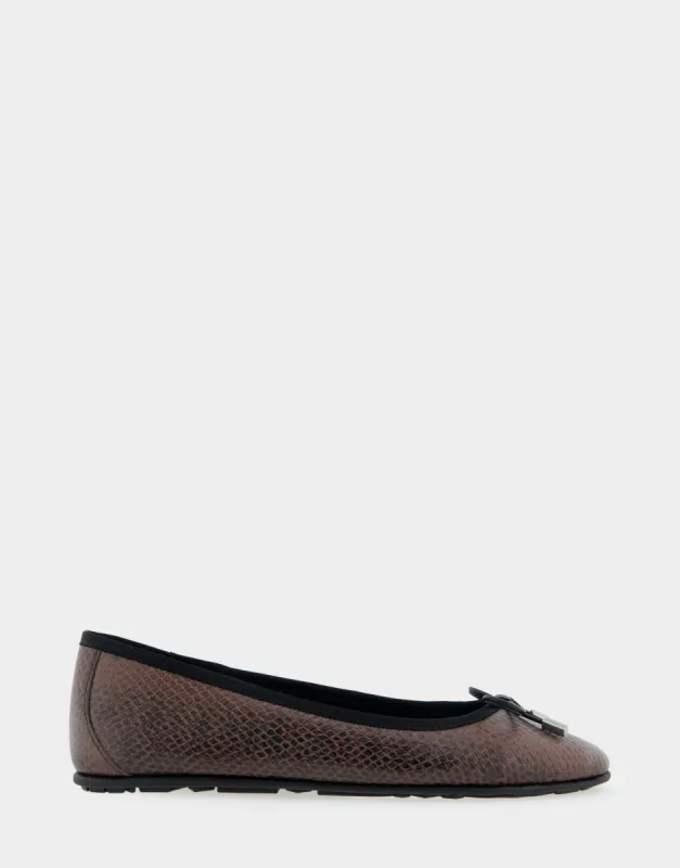 Pia sold by AEROSOLES
