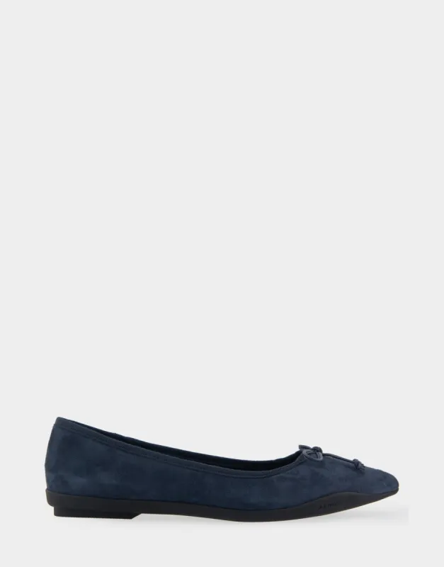 Dumas sold by AEROSOLES