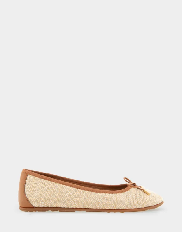 Pia sold by AEROSOLES