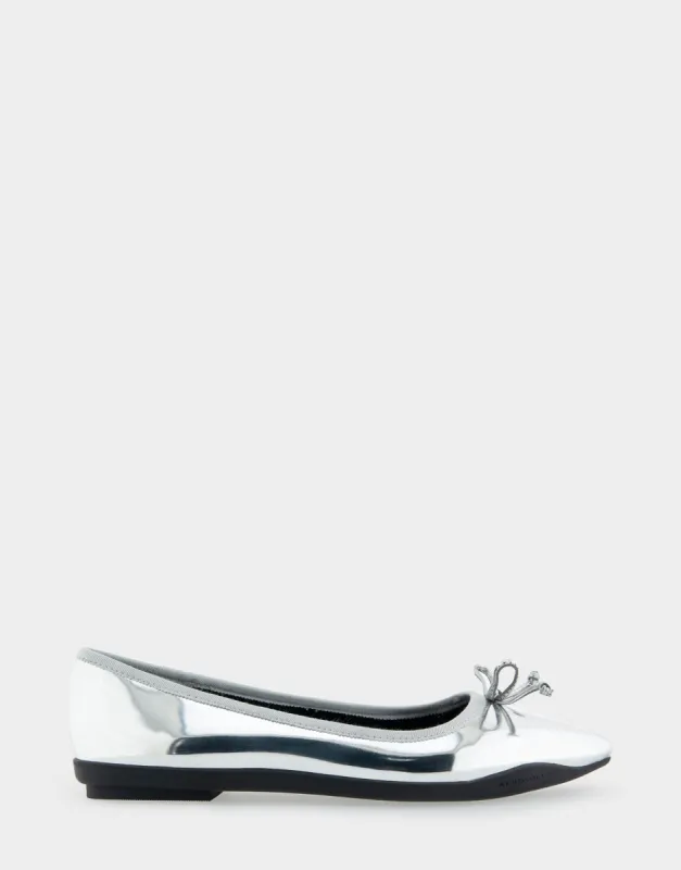 Dumas sold by AEROSOLES