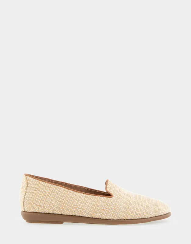 Betunia sold by AEROSOLES