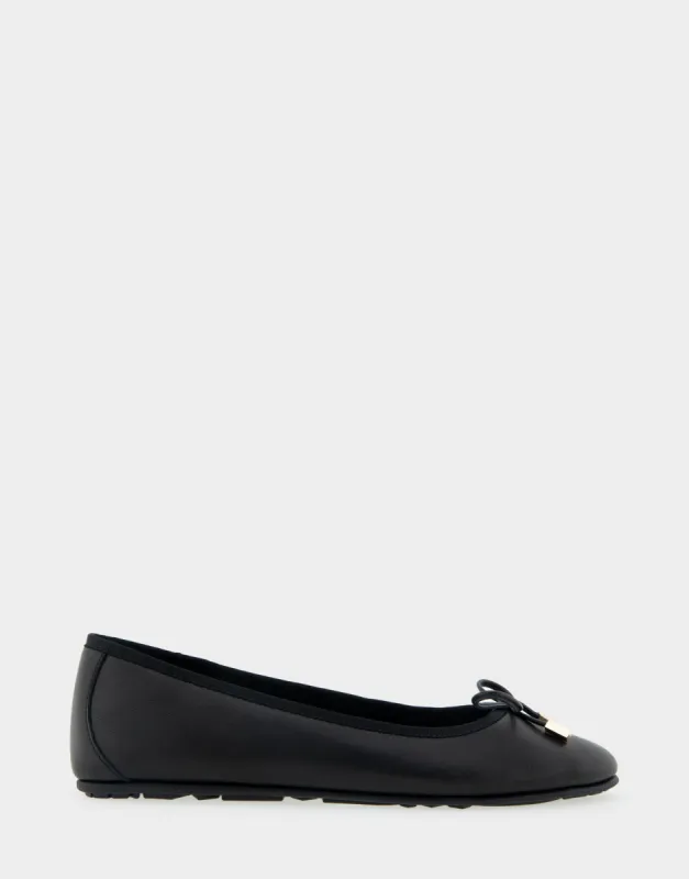 Pia sold by AEROSOLES