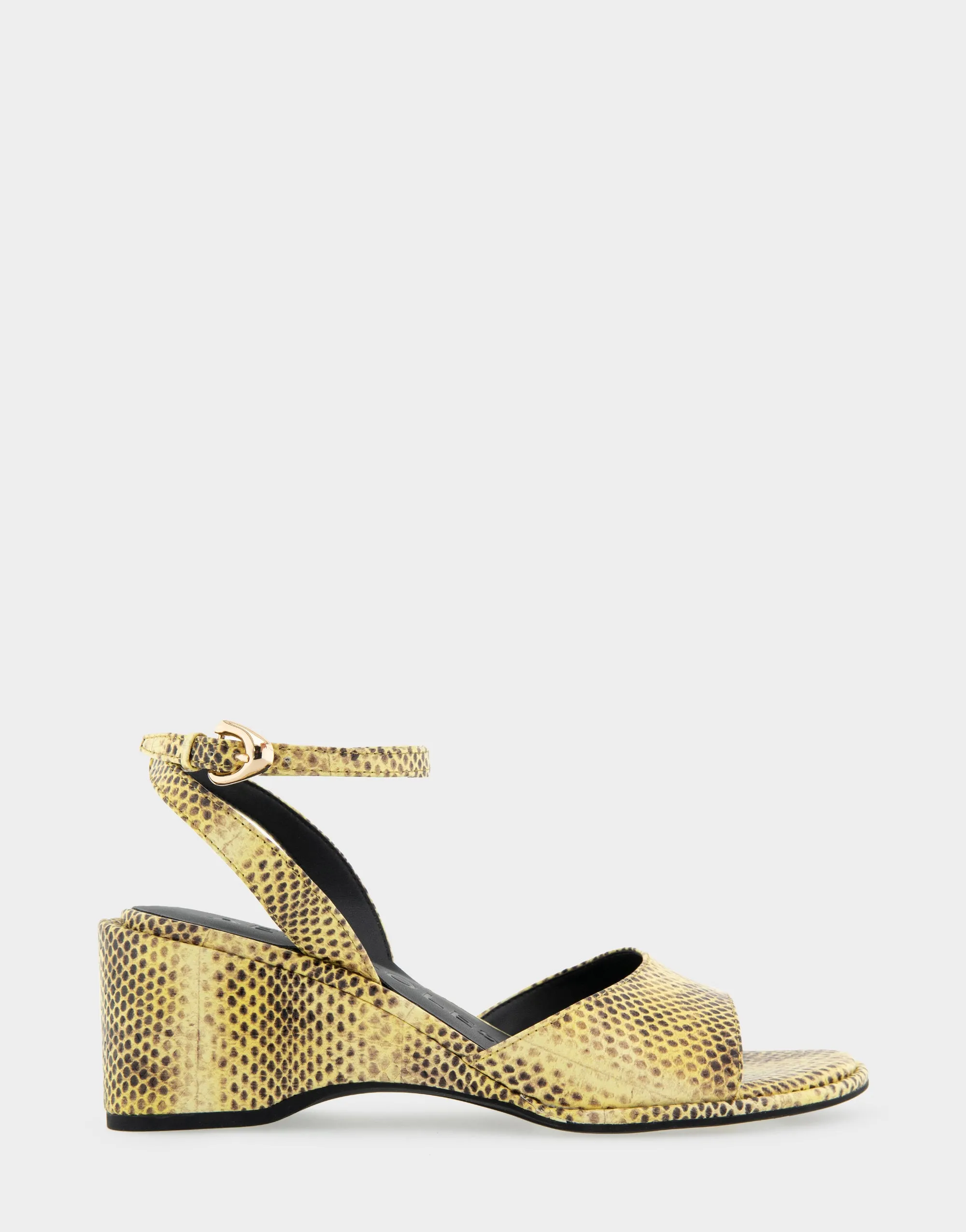 Nixon sold by AEROSOLES