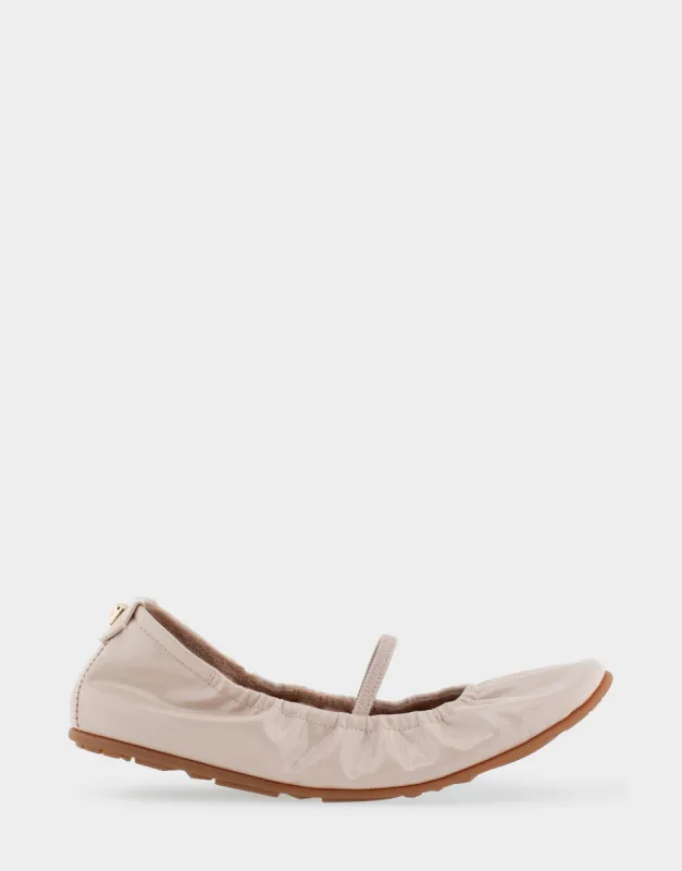 Penelope sold by AEROSOLES