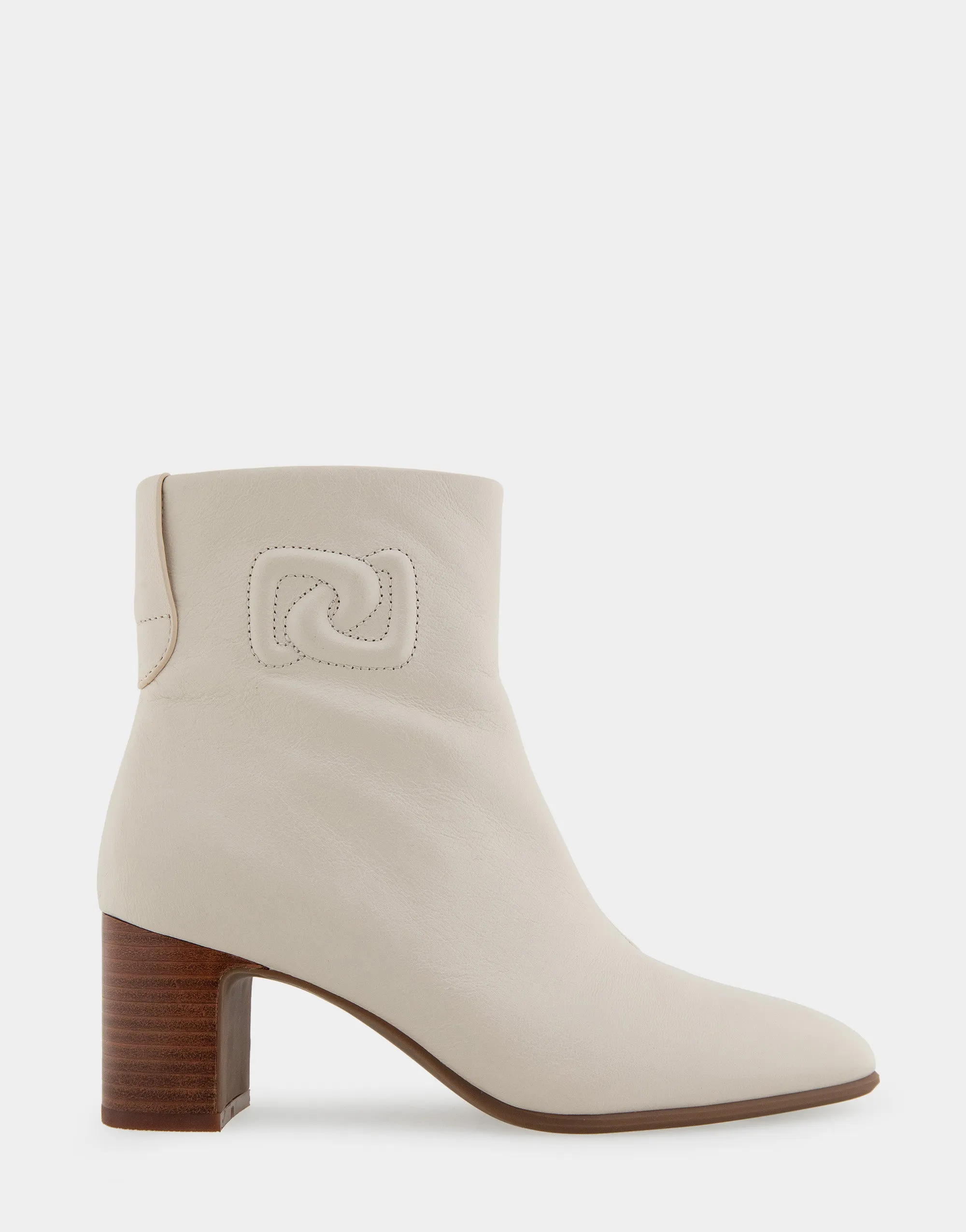 Magnus Logo sold by AEROSOLES