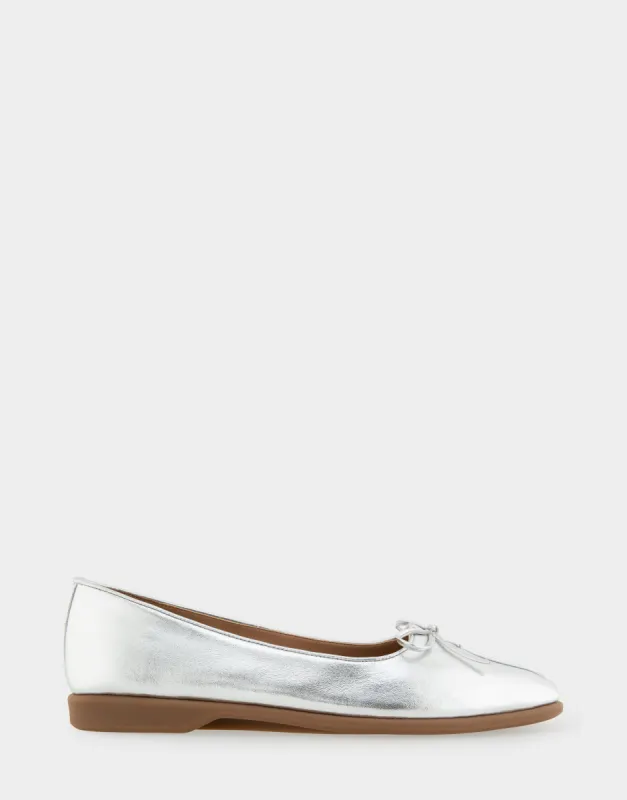 Novia sold by AEROSOLES