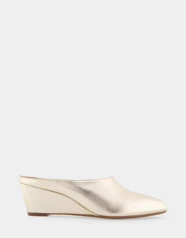 Camia *Final Sale* sold by AEROSOLES