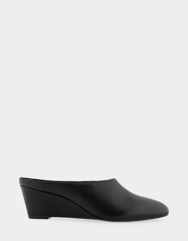 Camia sold by AEROSOLES
