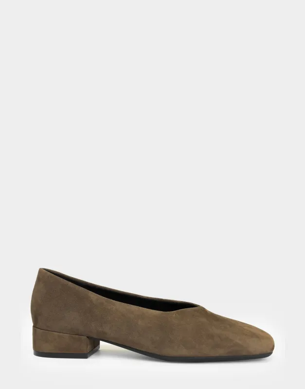 Nannie sold by AEROSOLES