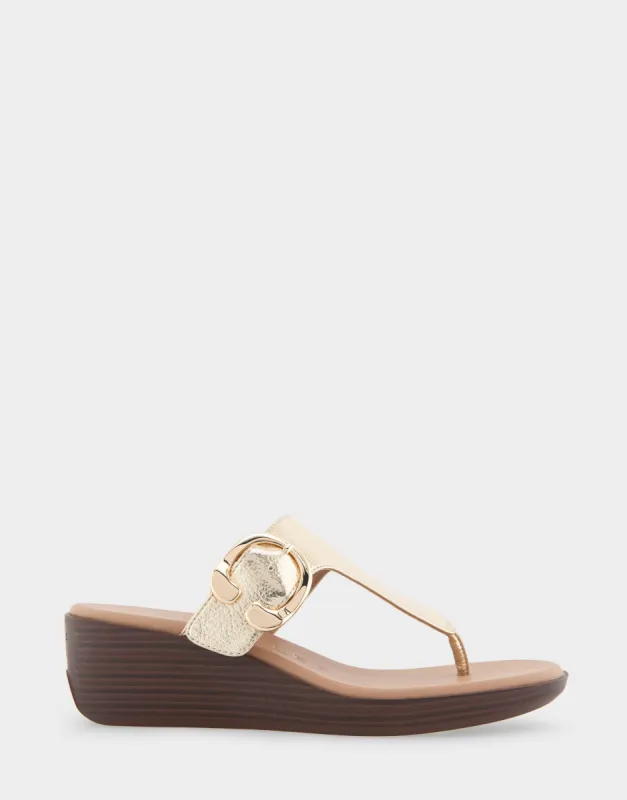 Izola sold by AEROSOLES