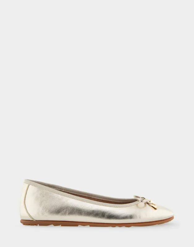 Pia sold by AEROSOLES