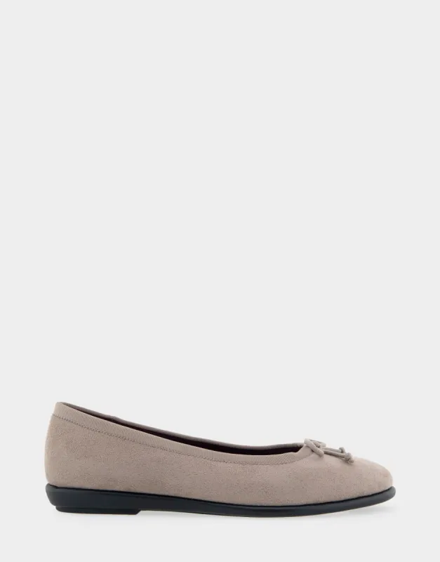 Homebet sold by AEROSOLES