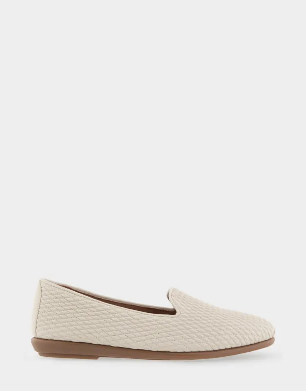 Betunia sold by AEROSOLES