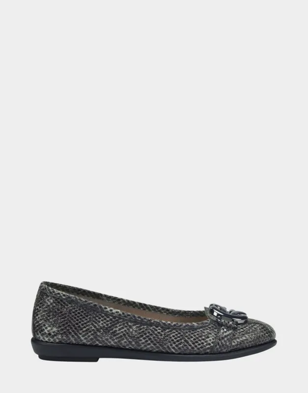 Big Bet sold by AEROSOLES