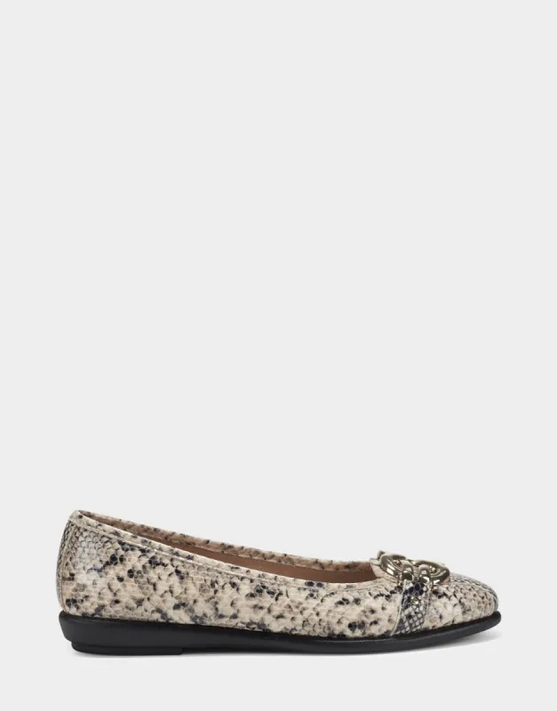 Big Bet sold by AEROSOLES
