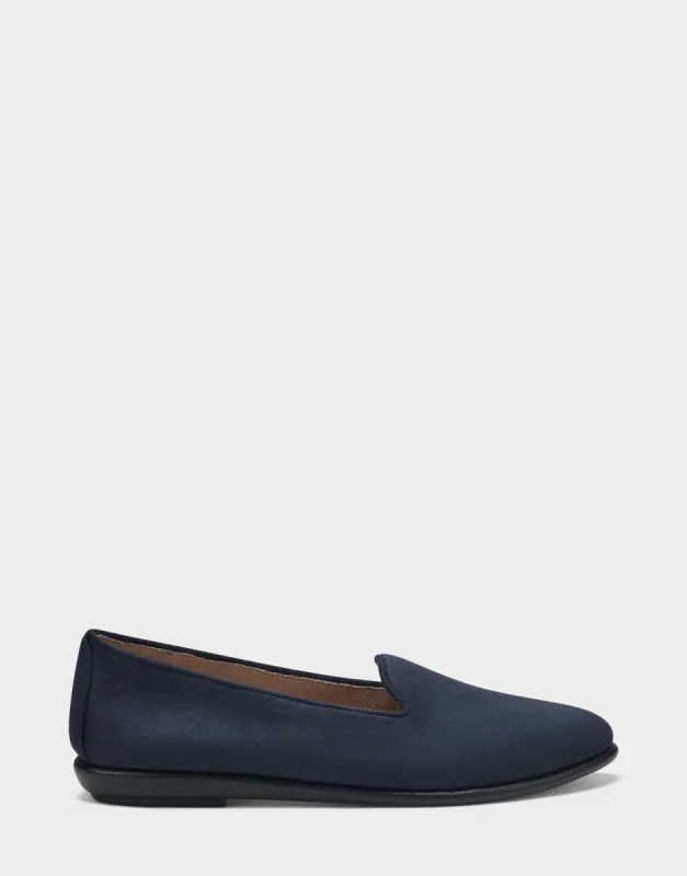 Betunia sold by AEROSOLES