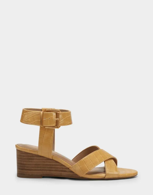 Warner sold by AEROSOLES