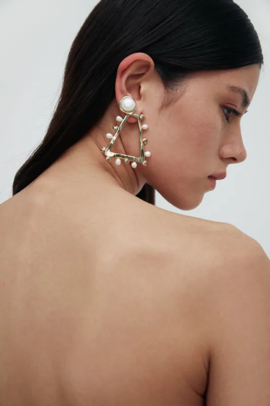 Descend Pearl Stud made by Aje