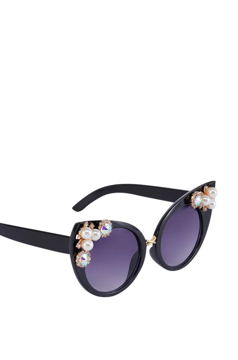 ELEVATE ME SUNGLASSES sold by AKIRA product image thumbnail 4