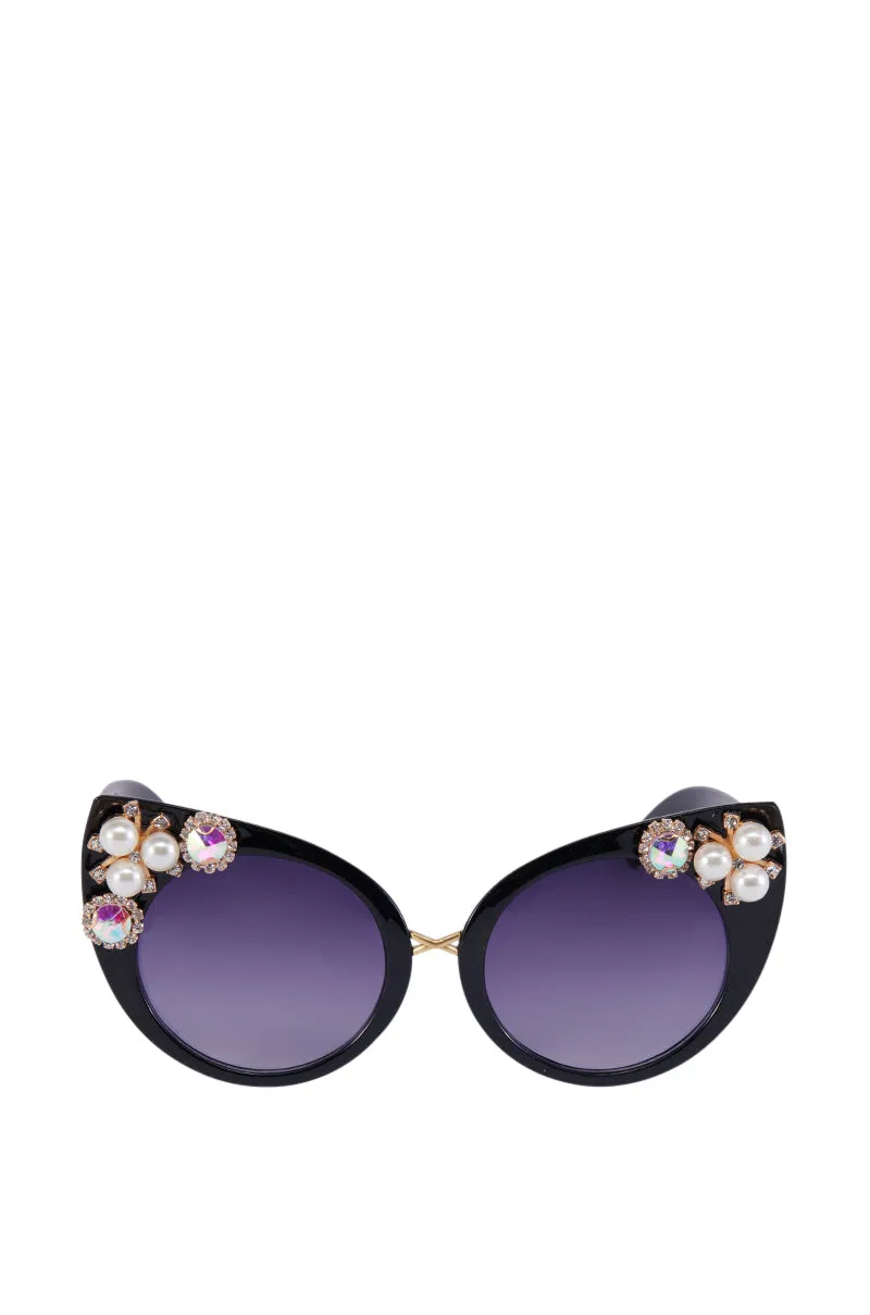 ELEVATE ME SUNGLASSES sold by AKIRA product image thumbnail 2