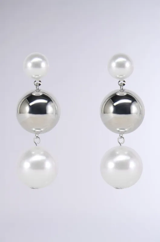 THE MODERN PEARL EARRING sold by AKIRA