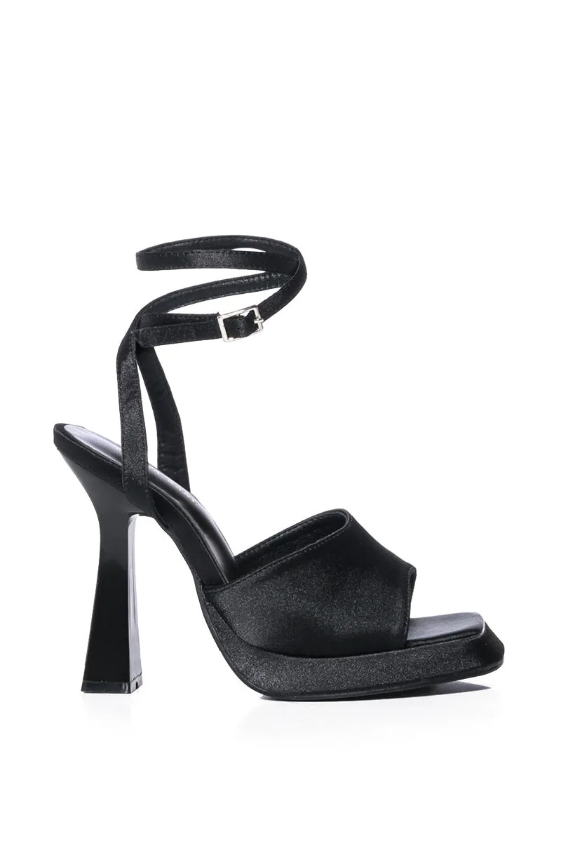AZALEA WANG MAISHA CHUNKY SANDAL IN BLACK sold by AKIRA product image thumbnail 2