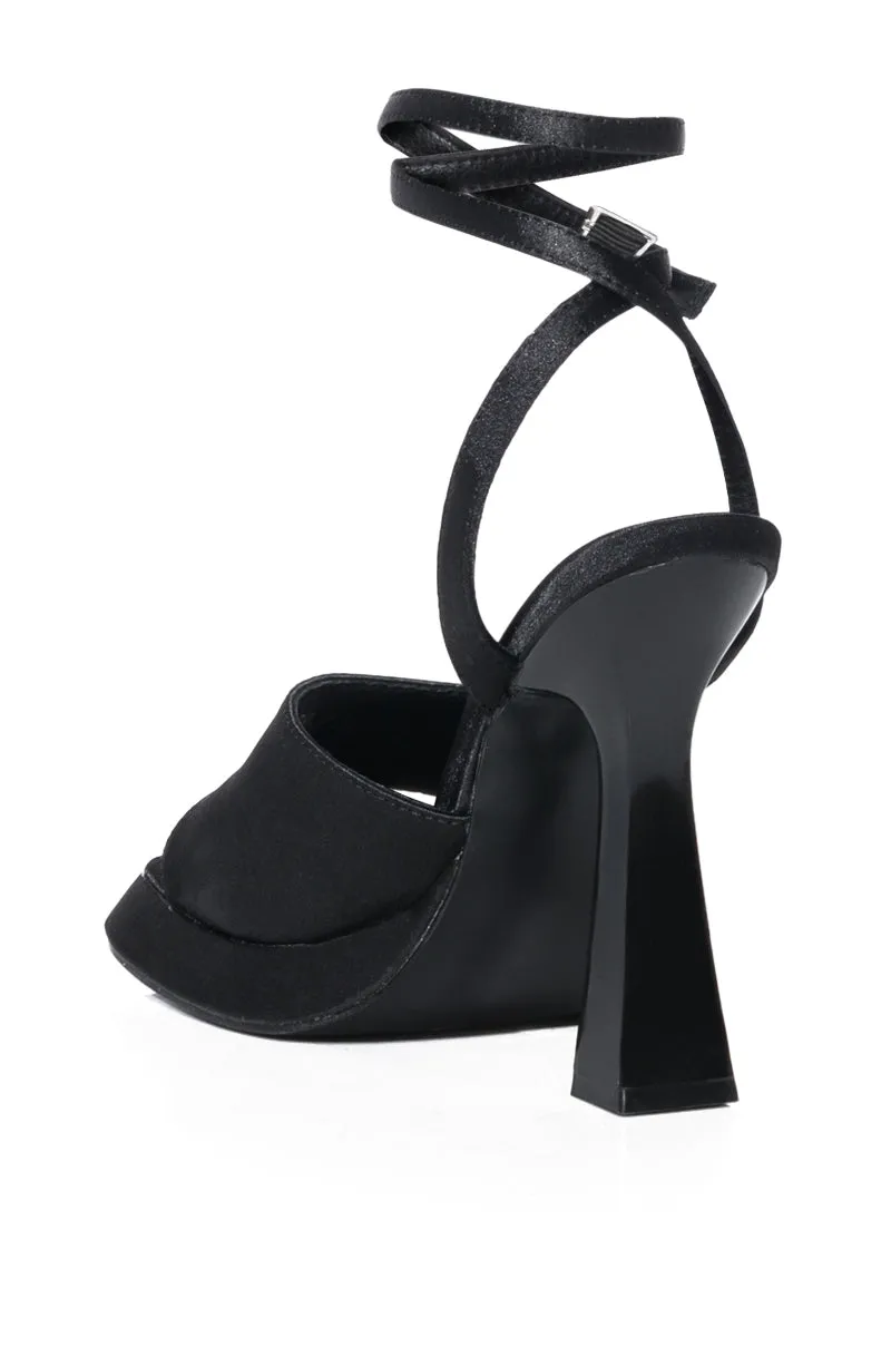 AZALEA WANG MAISHA CHUNKY SANDAL IN BLACK sold by AKIRA product image thumbnail 4