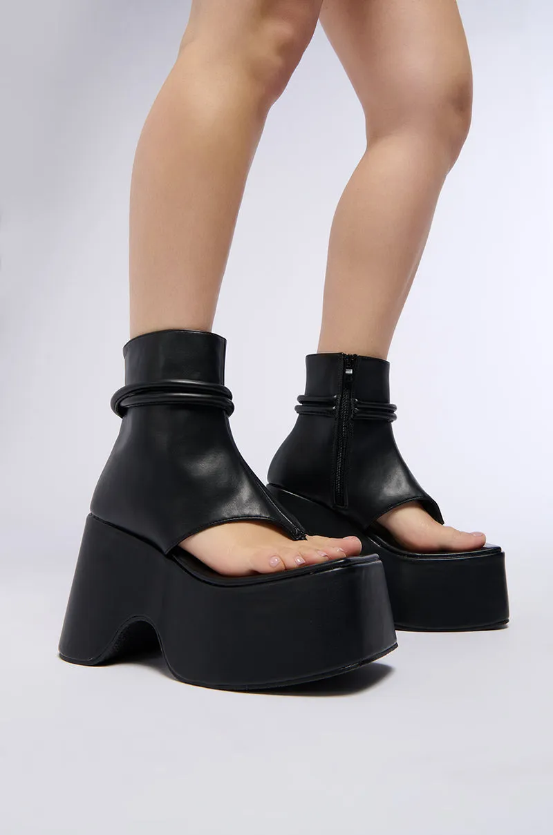 AZALEA WANG DAXTON BLACK GLADIATOR FLATFORM SANDAL | Parallel
