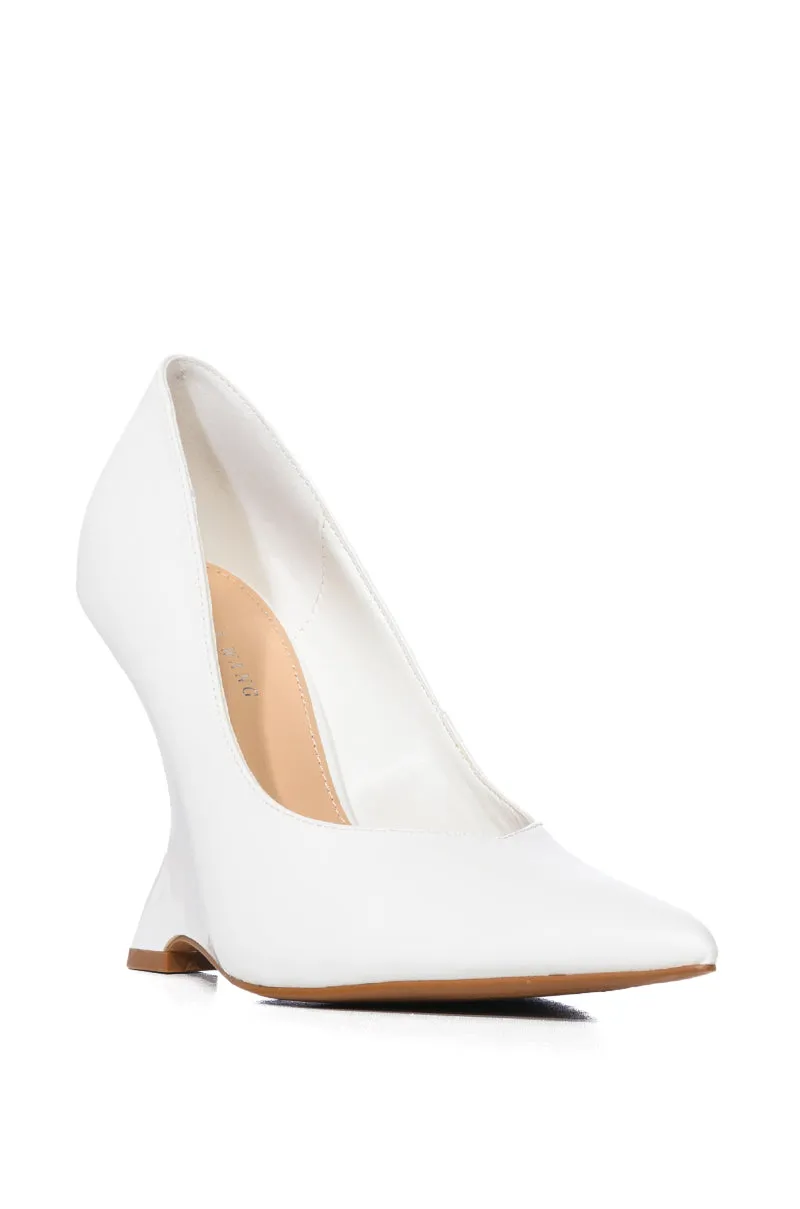 AZALEA WANG TEGWEN WHITE PUMP sold by AKIRA product image thumbnail 3