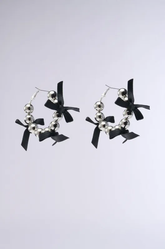 TIE IT WITH A BOW EARRING sold by AKIRA