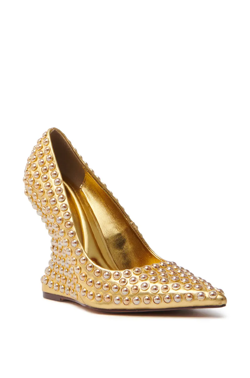 AZALEA WANG TERYN GOLD WEDGE PUMP sold by AKIRA product image thumbnail 5