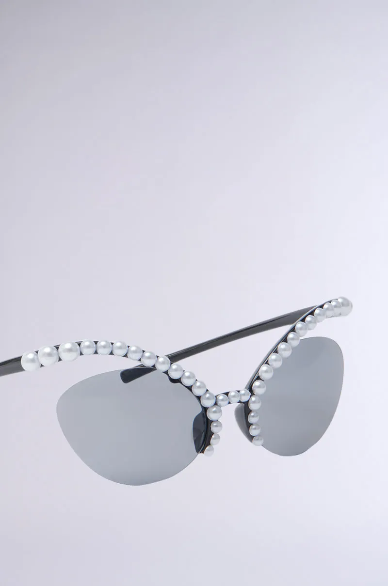 DONT BUG SUNGLASSES sold by AKIRA product image thumbnail 4