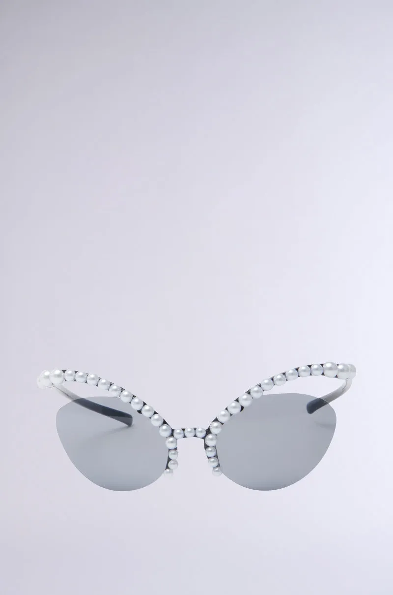 DONT BUG SUNGLASSES sold by AKIRA