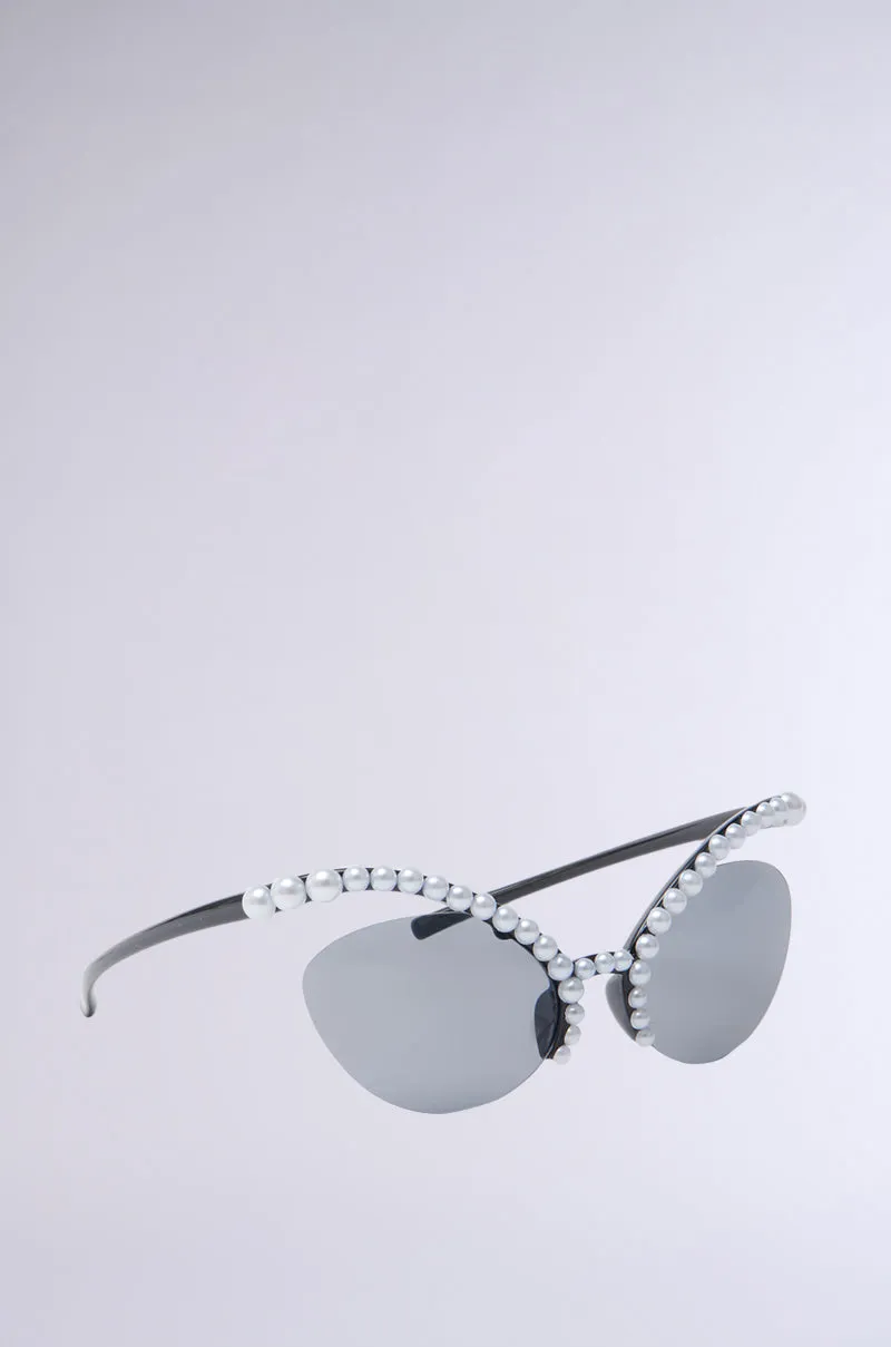 DONT BUG SUNGLASSES sold by AKIRA product image thumbnail 3
