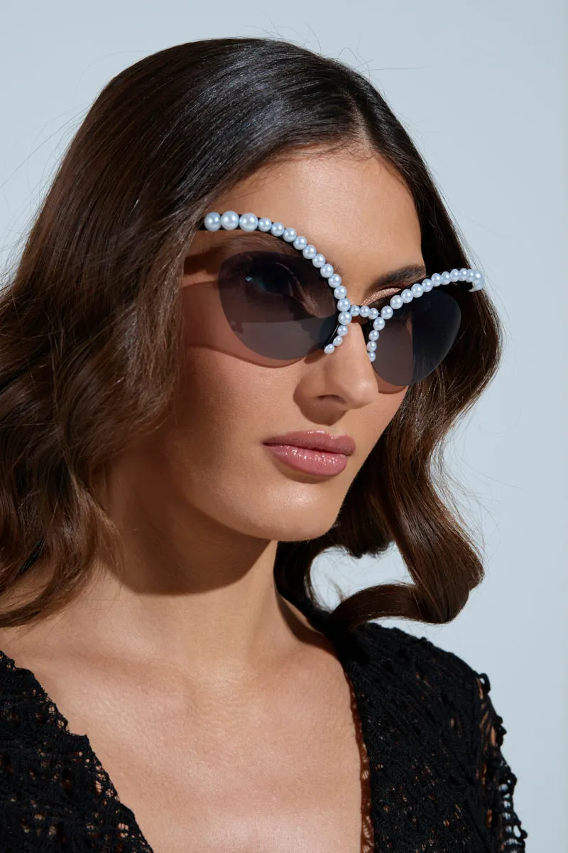 DONT BUG SUNGLASSES sold by AKIRA product image thumbnail 2