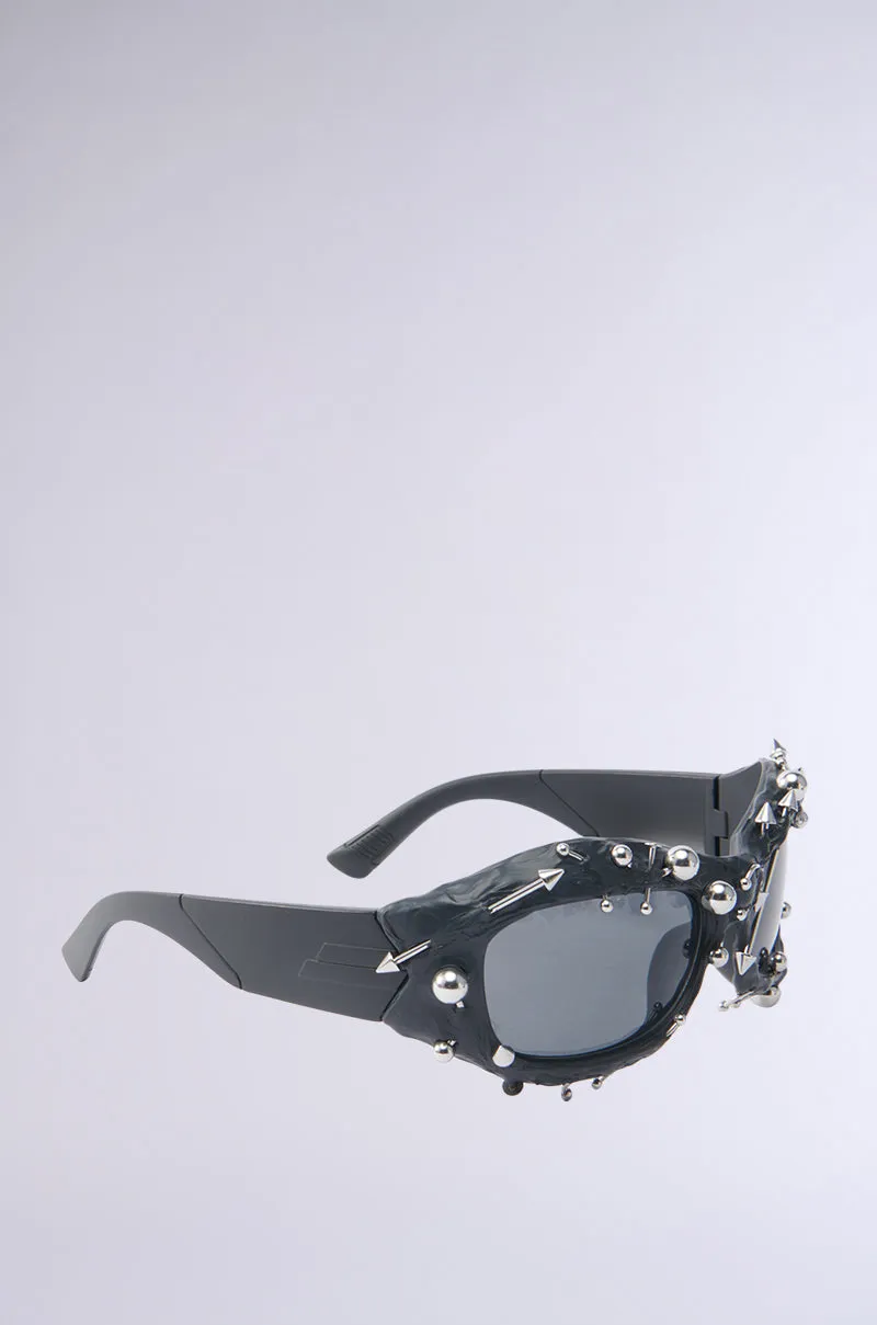PIERCED VIBES SUNGLASSES sold by AKIRA product image thumbnail 4