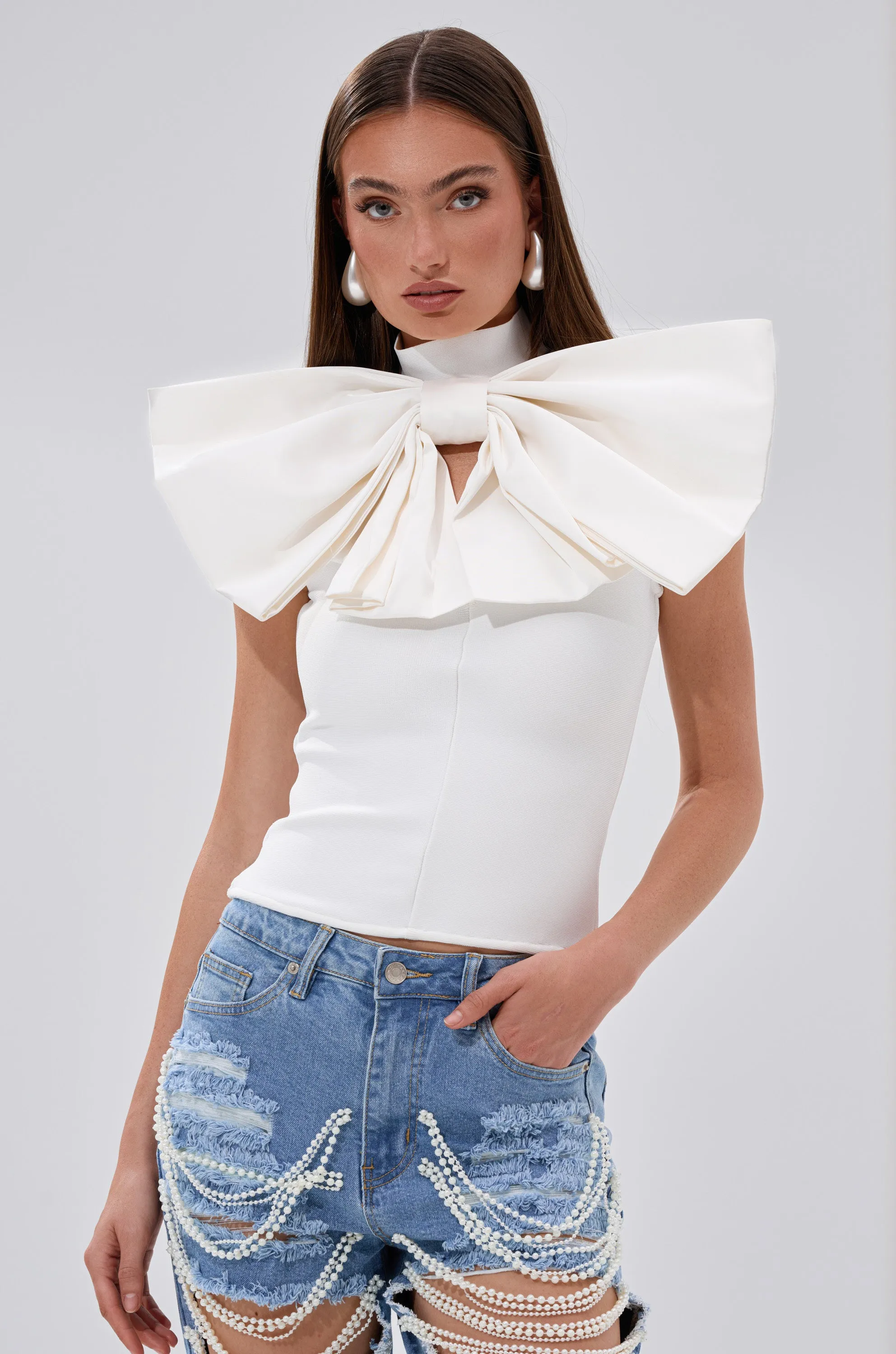 CUTIE BOW TOP IN WHITE sold by AKIRA product image thumbnail 3