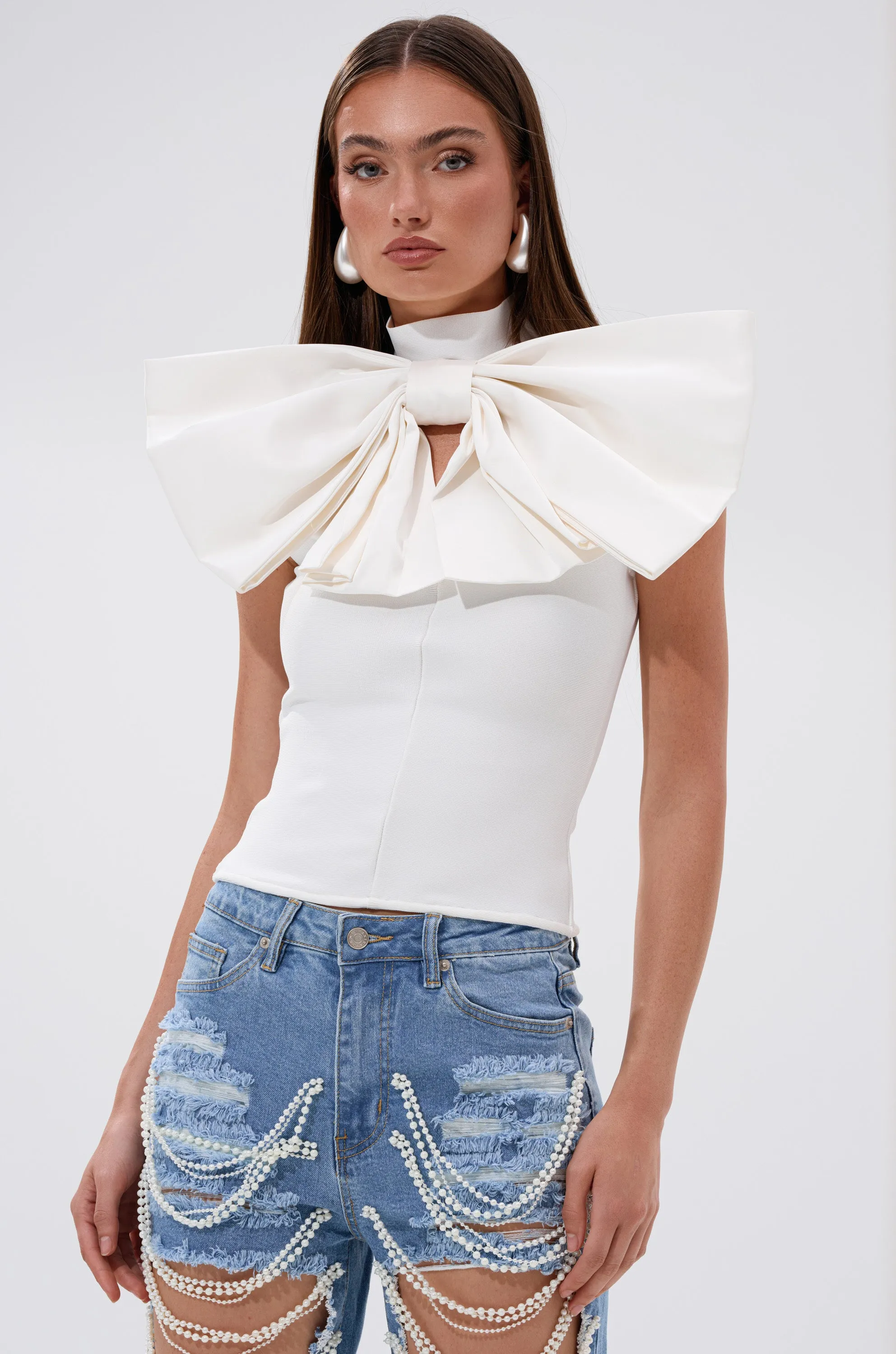 CUTIE BOW TOP IN WHITE sold by AKIRA product image thumbnail 2
