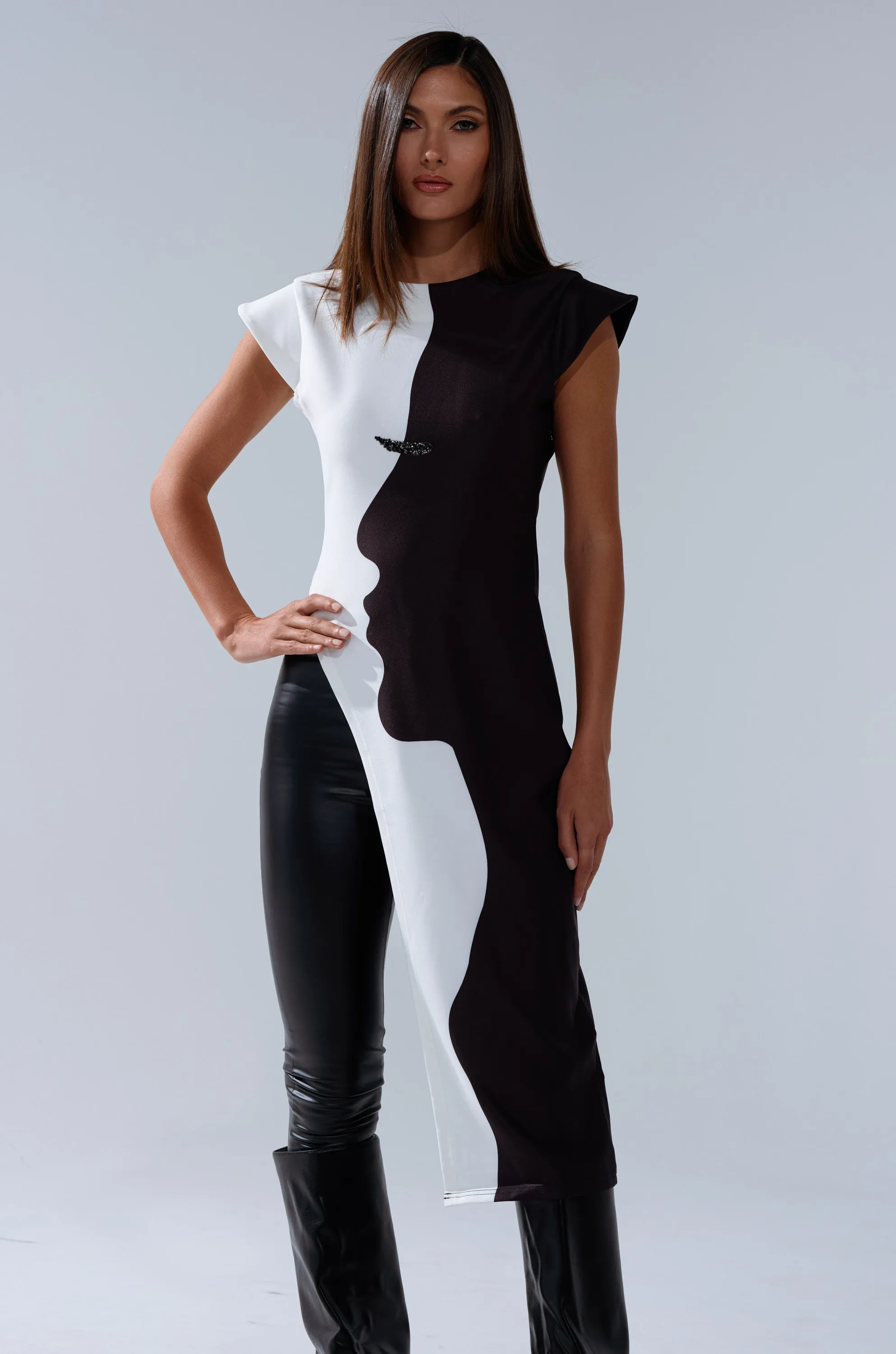 SILHOUETTE LONGLINE TEE sold by AKIRA product image thumbnail 2