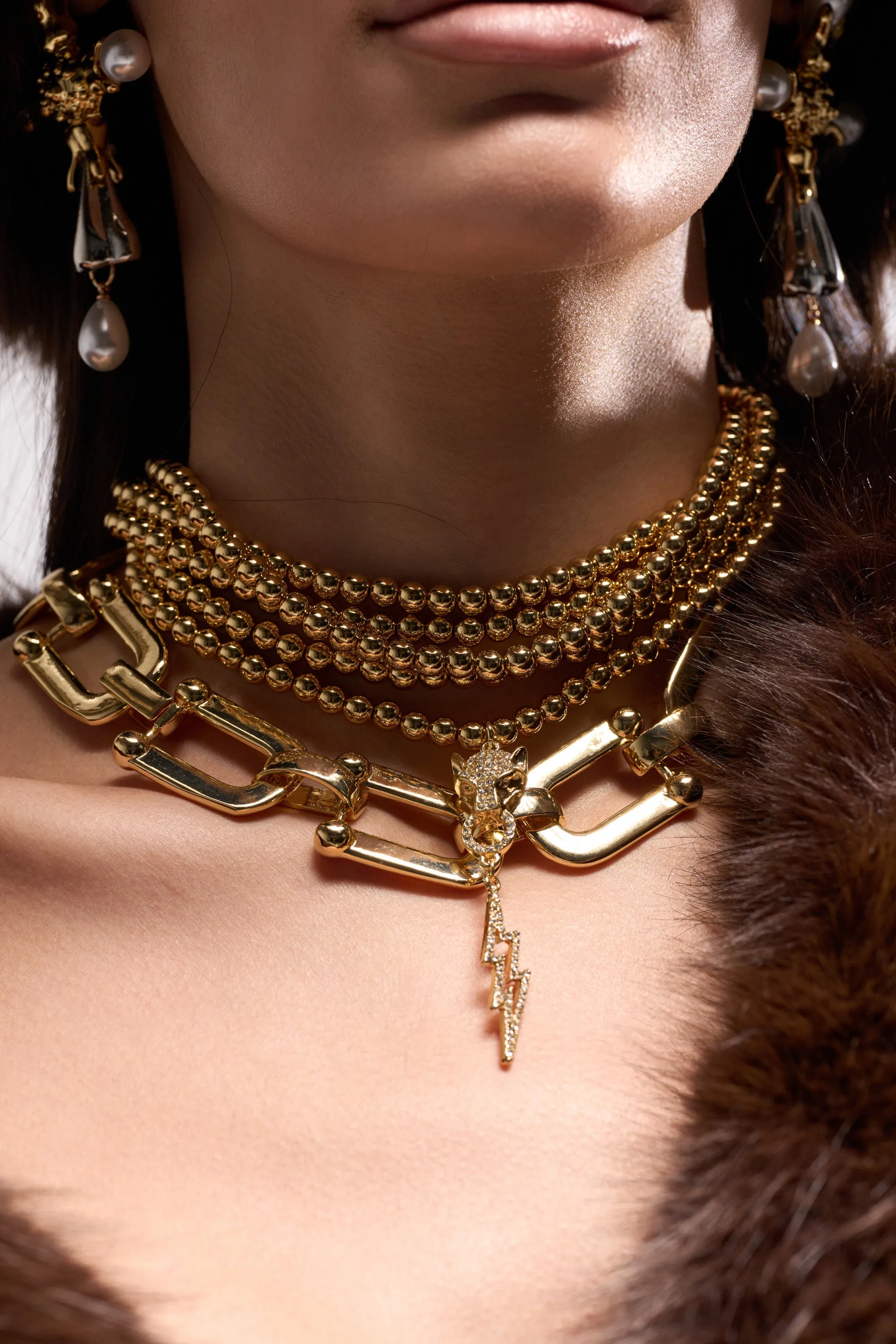 GOLD QUEEN NECKLACE SET sold by AKIRA