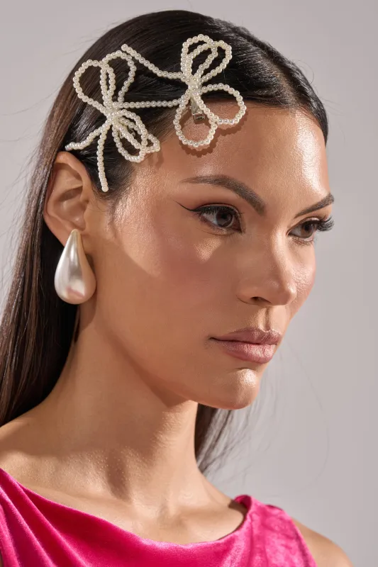 POLLY PEARL HAIR CLIP SET sold by AKIRA