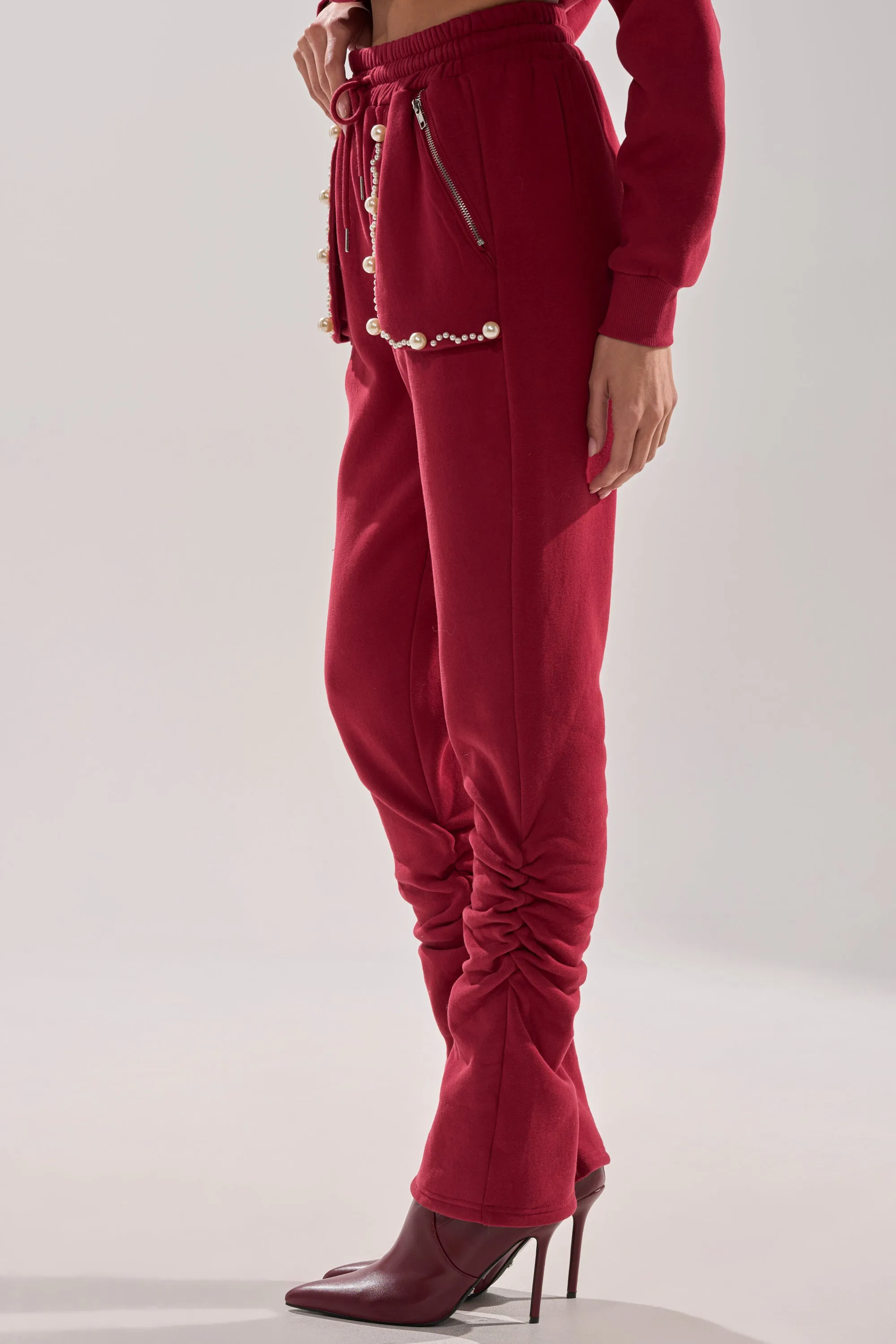 COZY HOLIDAY PEARL JOGGER IN BURGUNDY sold by AKIRA product image thumbnail 4