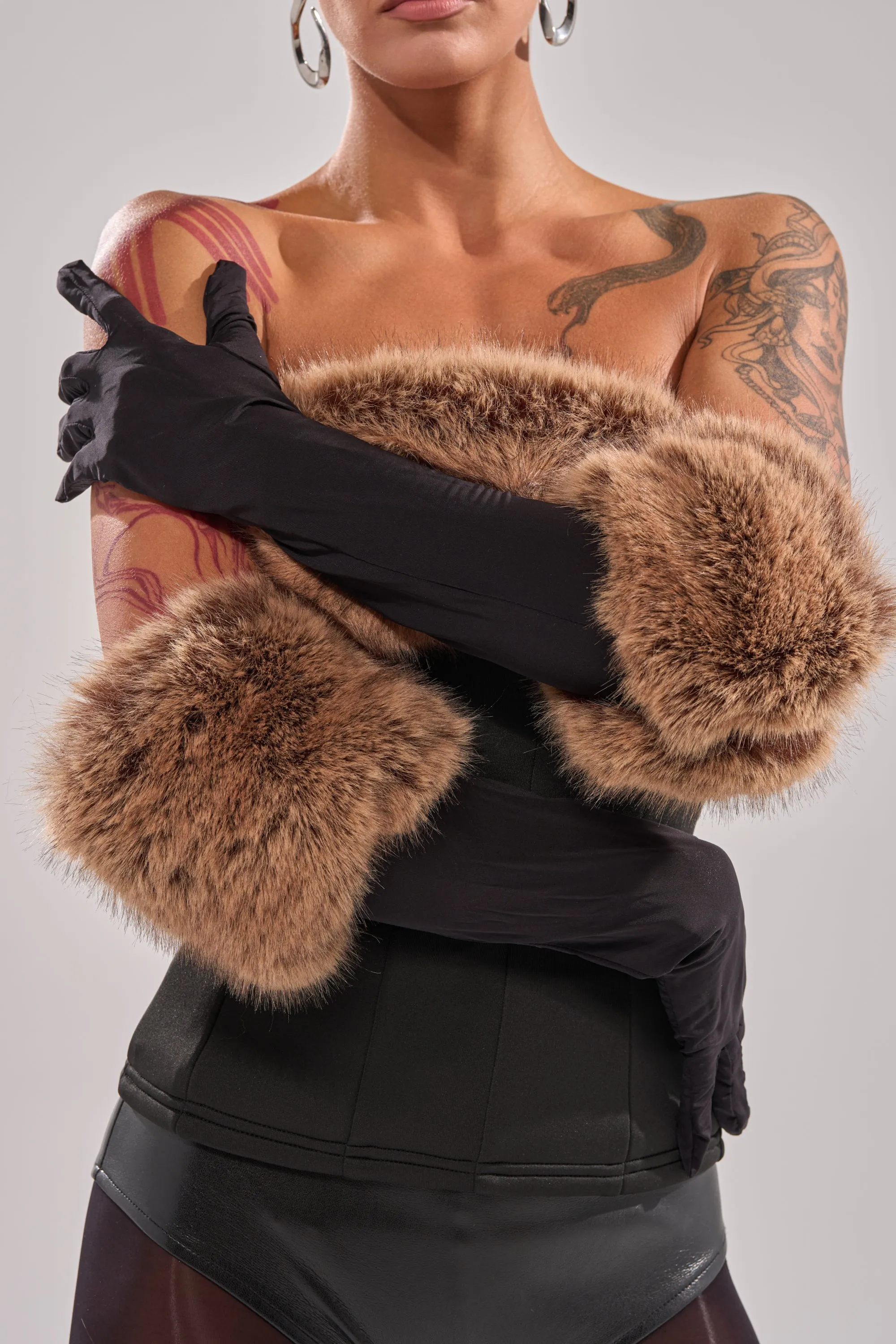SO CHIC BLACK GLOVES sold by AKIRA product image thumbnail 2