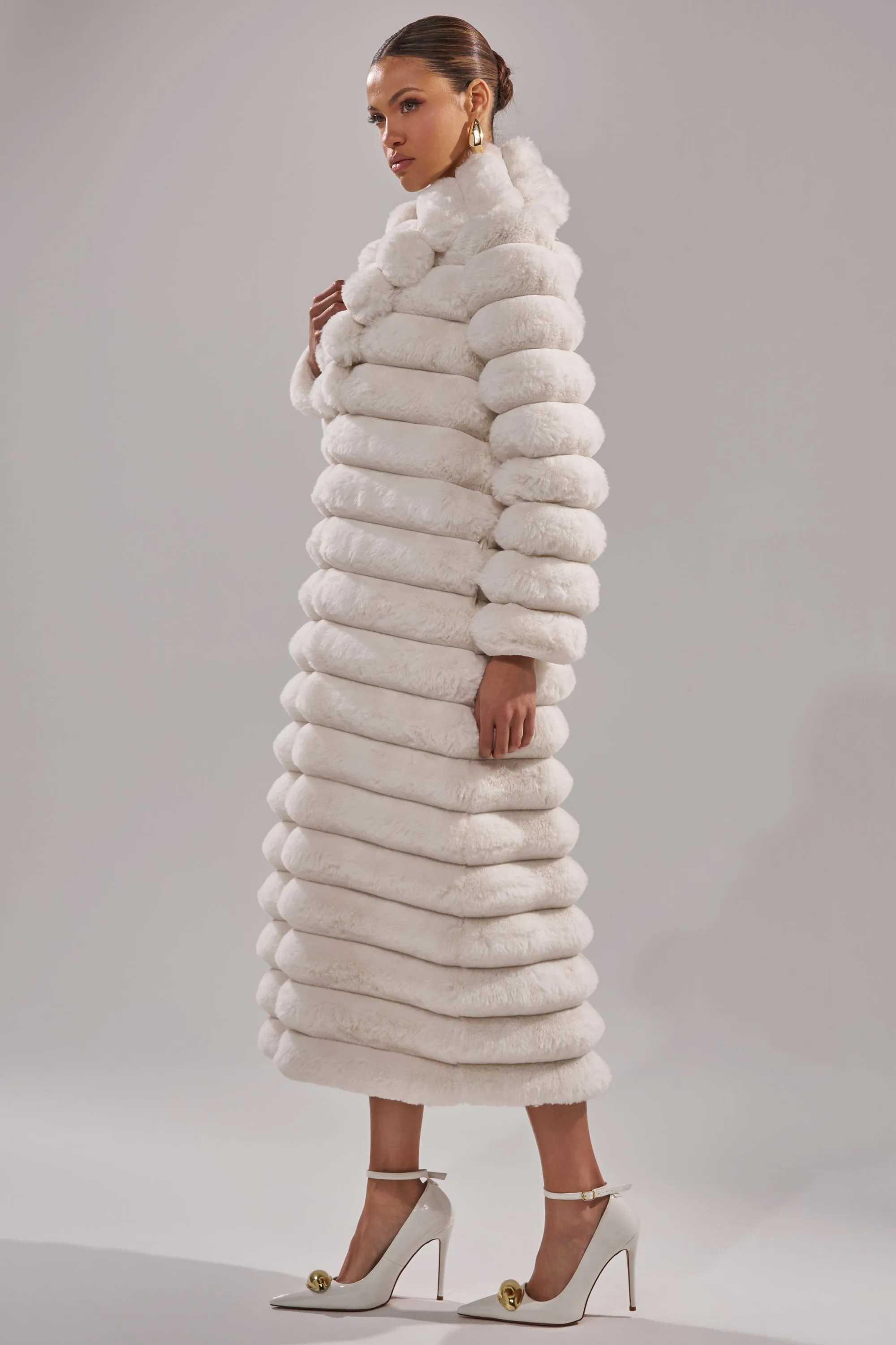 MAXI POPCORN FAUX FUR IN WHITE sold by AKIRA product image thumbnail 5
